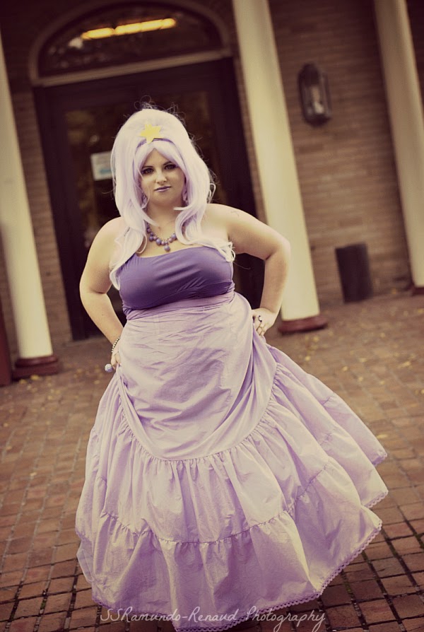 cosplay violet d'une belle princesse BBW