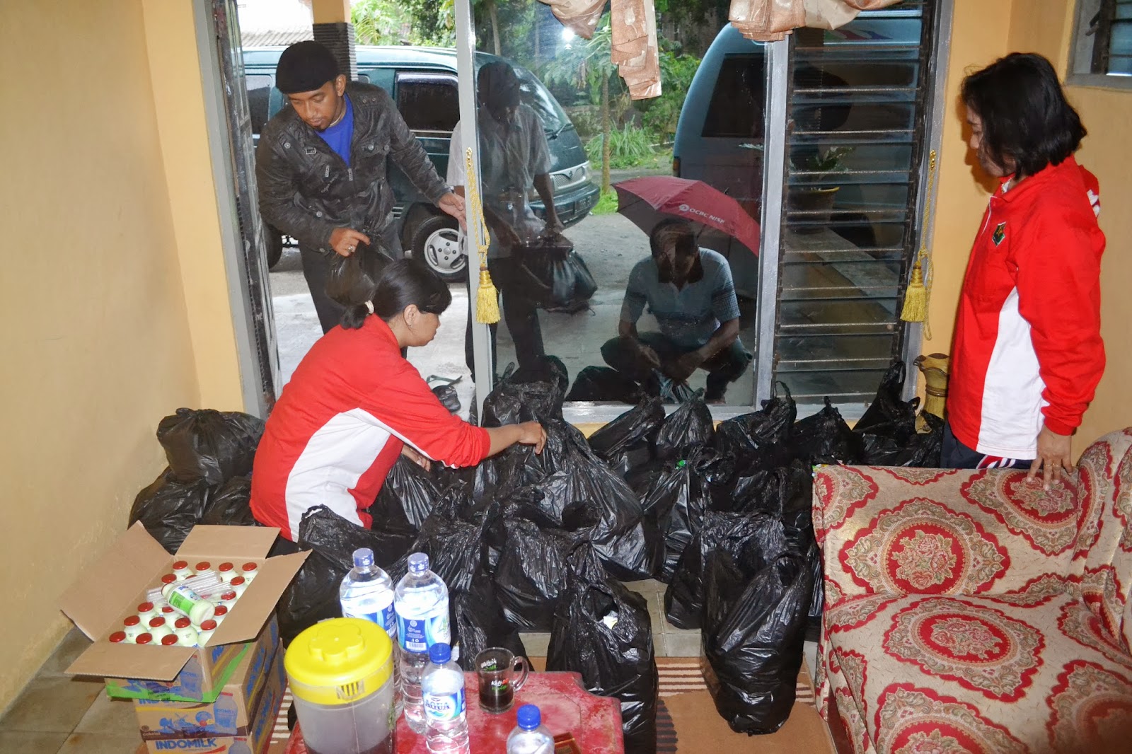 pengemasan sembako untuk korban bencana erupsi gunung kelud pengemasan sembako untuk korban bencana erupsi gunung kelud