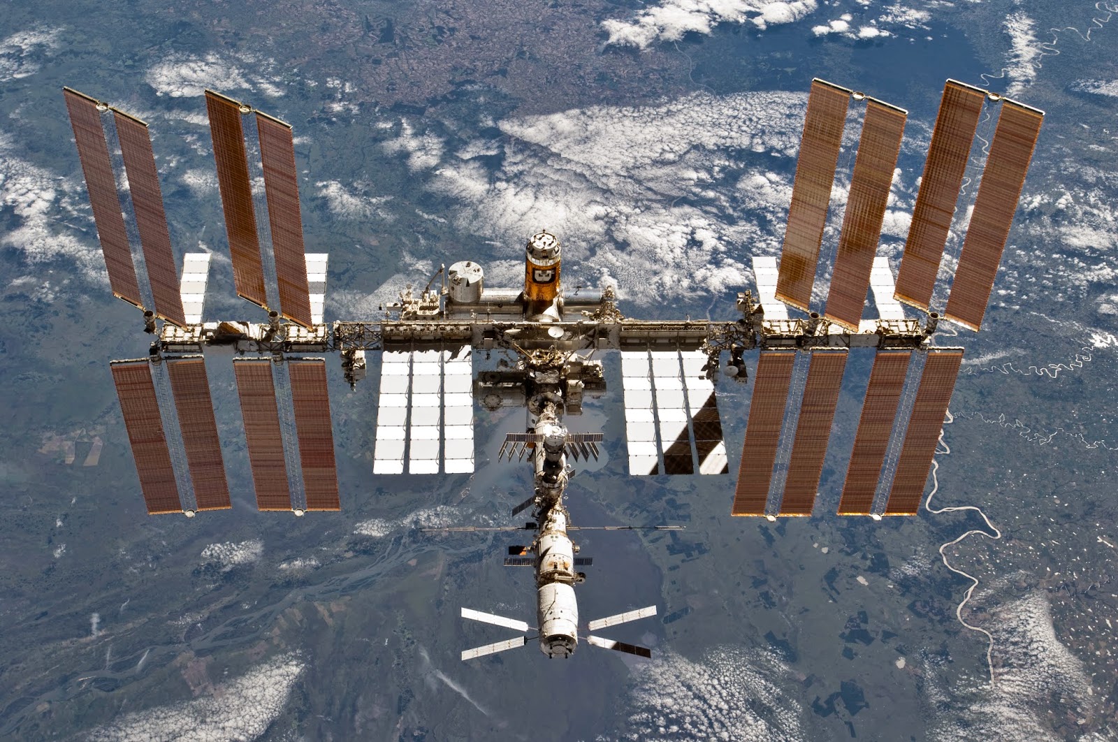 http://4.bp.blogspot.com/-3maFkDjxfIw/VBLWDFFnUkI/AAAAAAAAbjs/DOnFtDtNv0s/s1600/STS-133_International_Space_Station_after_undocking_5.jpg