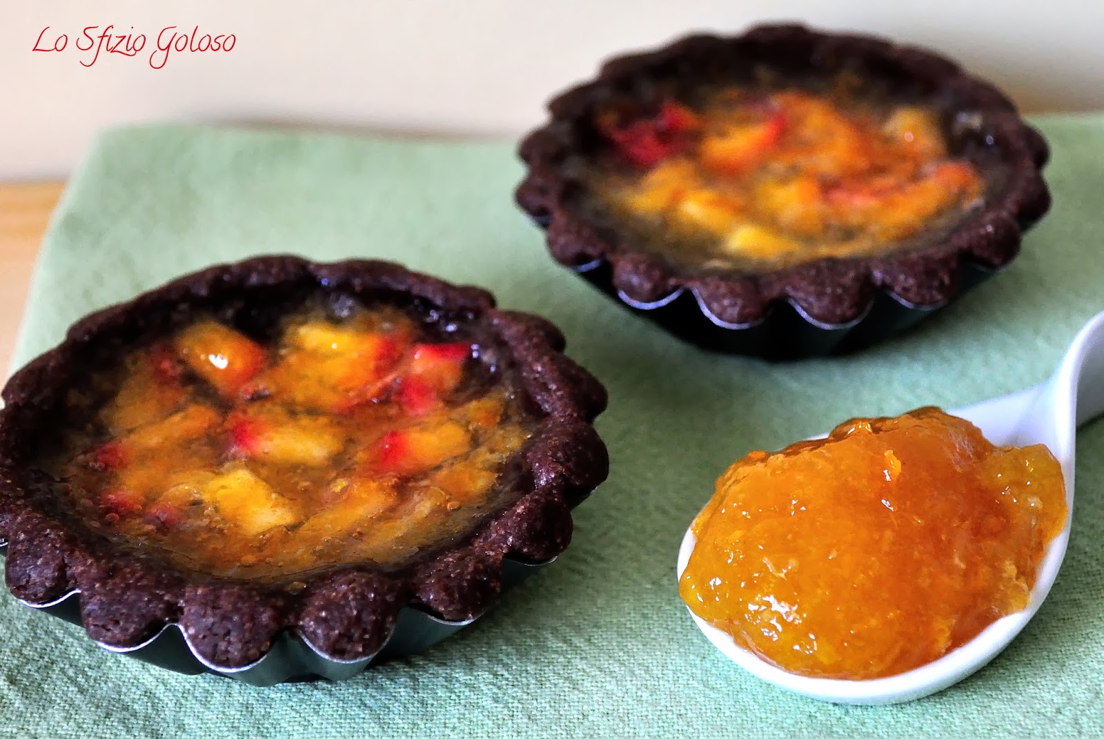 crostatine di pasta frolla al cacao con mele e marmellata al mandarino