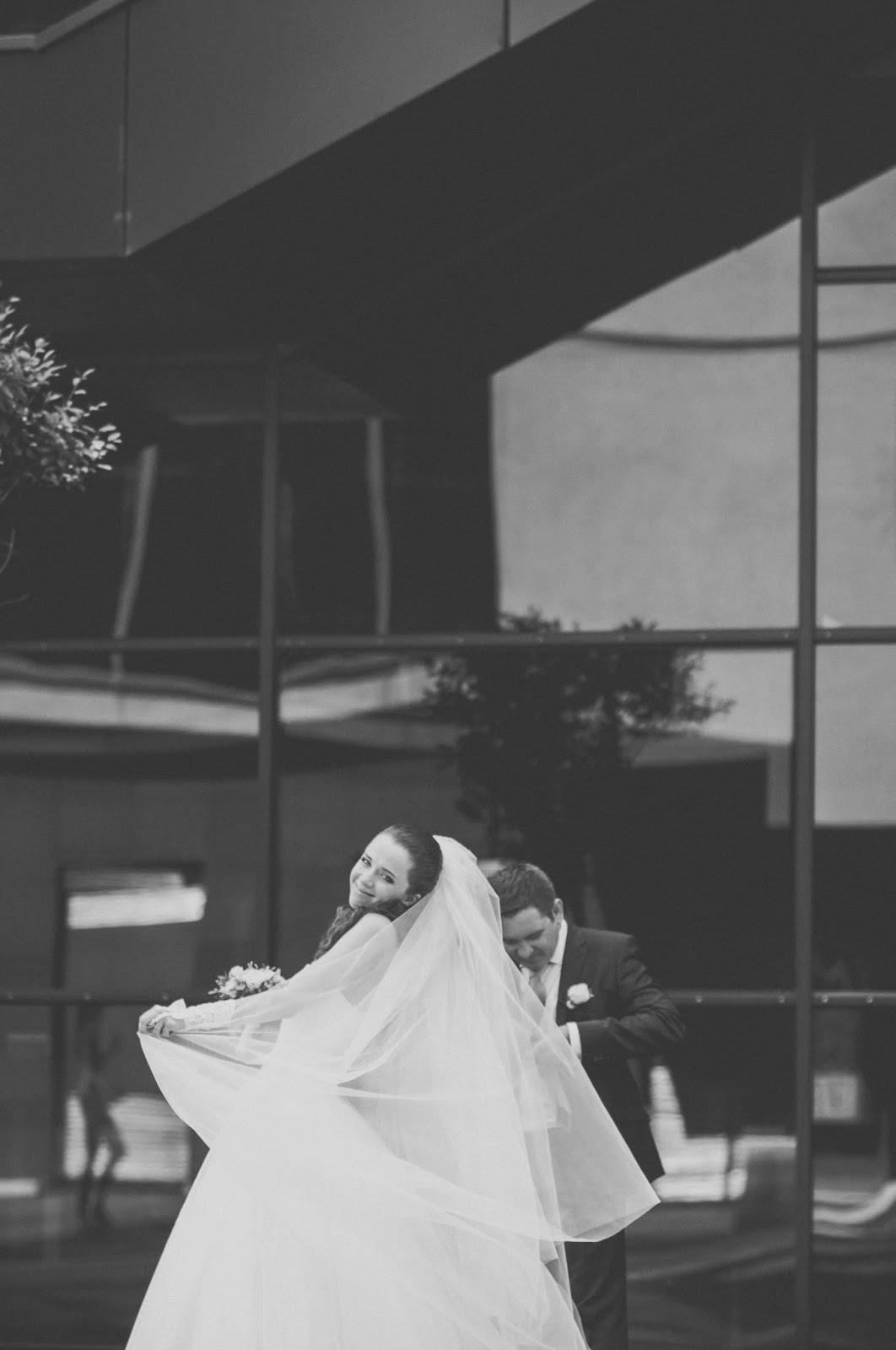 Вика и Денис. Свадебная фотосессия_26 свадебный фотограф, свадебная фотография, архитектурная съемка, фотосъемка в Киеве, урбанистическая свадьба, фотография на фоне зданий в Киеве, красивые свадебные фотографии