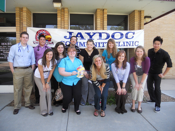 Volunteers infront of the JayDoc clinic