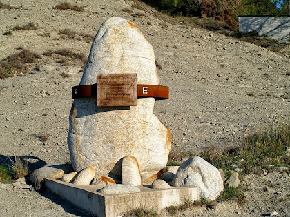 Monòlit i placa commemorativa del Collet de Bellforn Monòlit i placa commemorativa del Collet de Bellforn