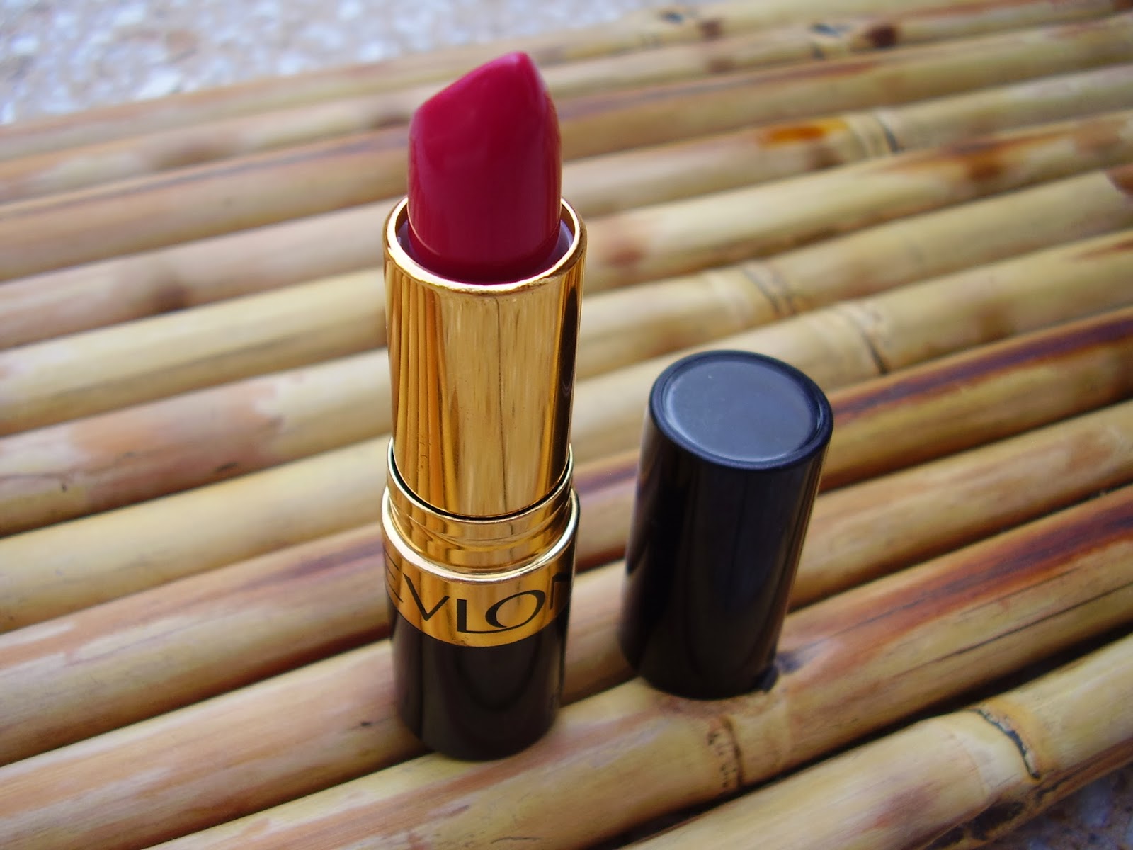 Ligera Obsesión Labial Super Lustrous Lipstick de Revlon en "Cherries