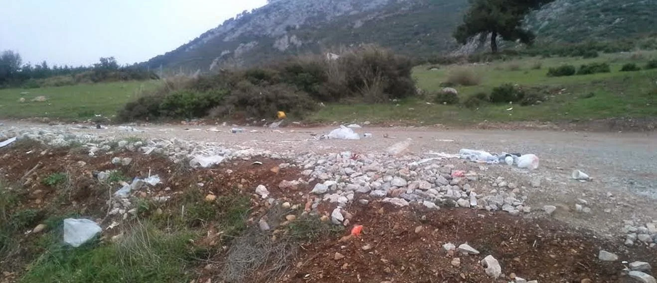 Αναγνώστης καταγγέλει: «Ξέχασαν να καθαρίσουν τα σκουπίδια από την Ανάβαση Ριτσώνας» (ΦΩΤΟ)