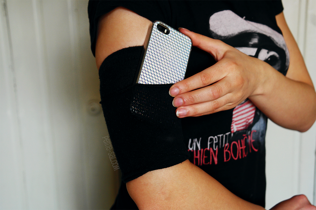 PETITESAL DIY workout armband for your phone in just 4 steps