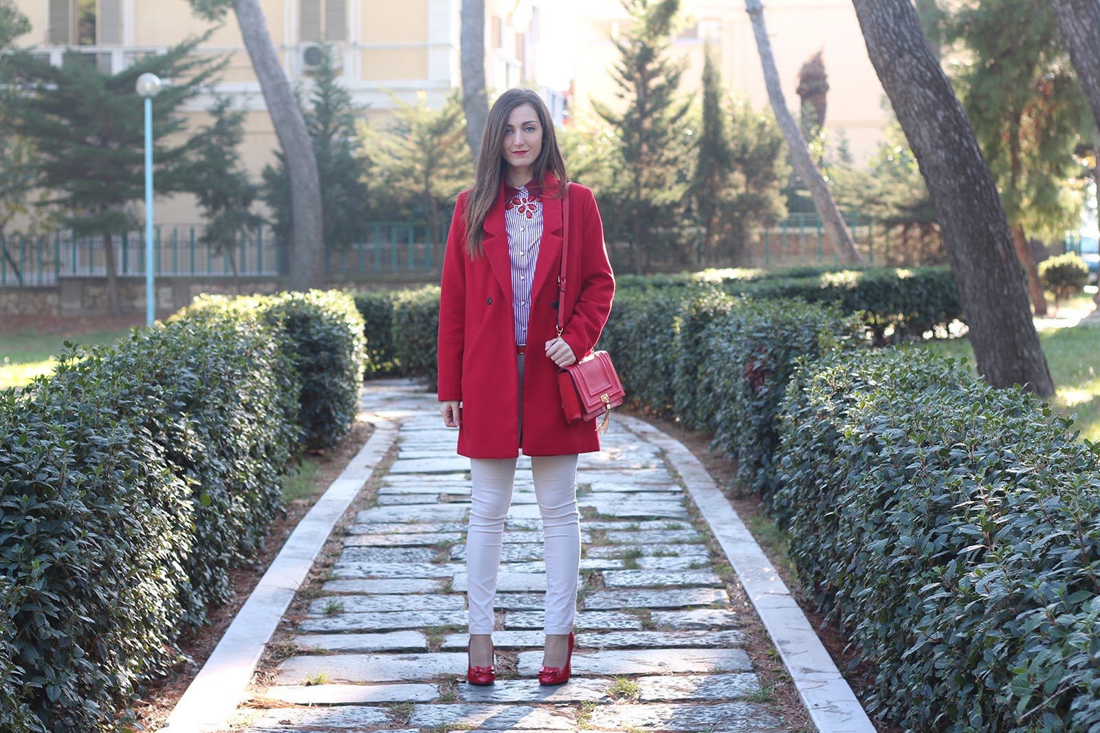fashion blogger italian italy pescara girl style outfit red coat stripes choices sumissura camicia shirt pumps bow shoes heels janestone necklace jewerly bijoux new book bag
