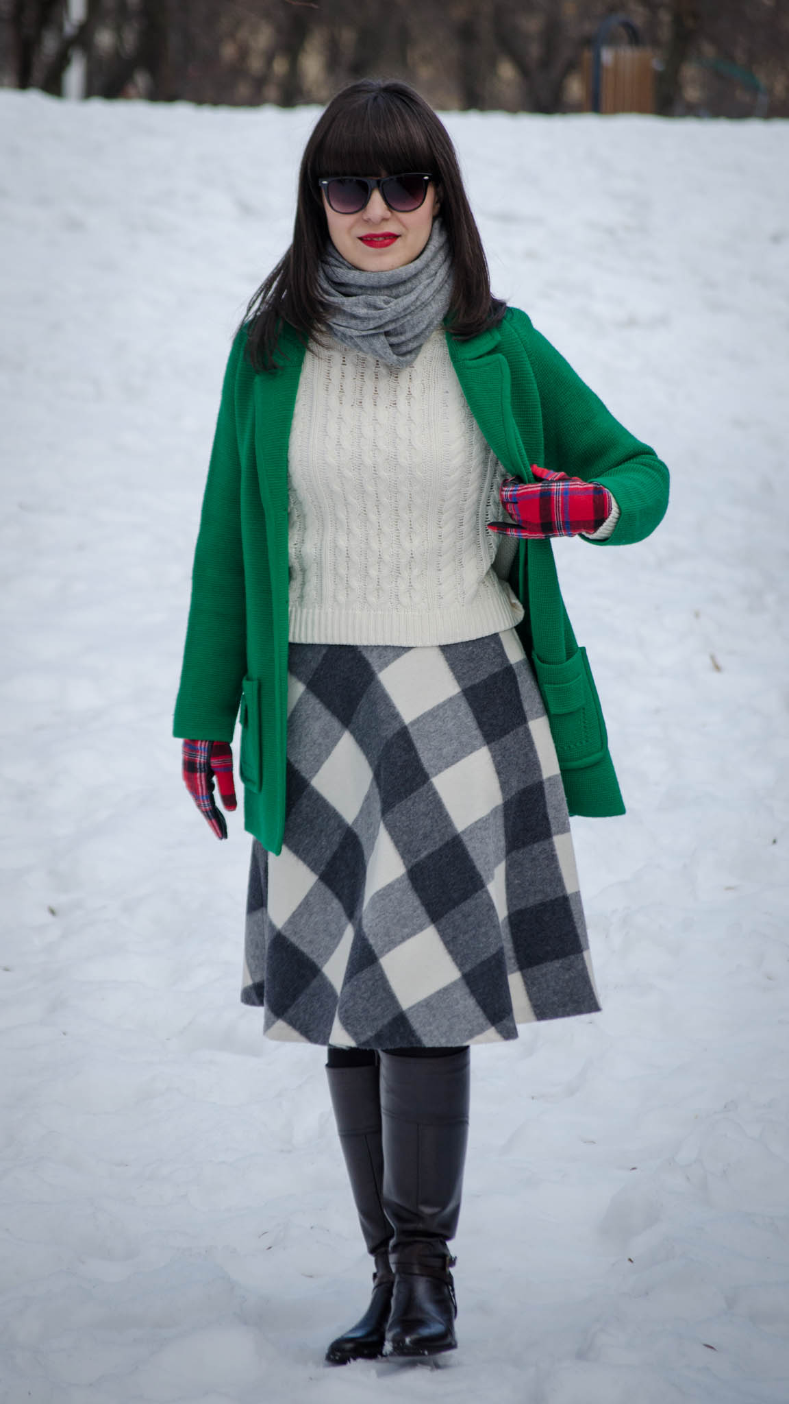 black & white squared thrifted skirt oversized green sweater white h&m sweater brown bata boots tartan koton gloves winter snow bangs grey scarf 