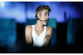 O Μπίμπερ ολόγυμνος στο διαδίκτυο tzastin-300x190