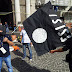 Napoli, protesta choc dei lavoratori del Cub: in piazza con una bandiera simil Isis 