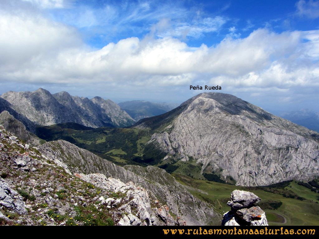 Ruta Tuiza Siegalavá: Vista de Peña Rueda y los Huertos del Diablo desde el Siegalavá Ruta Tuiza Siegalavá: Vista de Peña Rueda y los Huertos del Diablo desde el Siegalavá