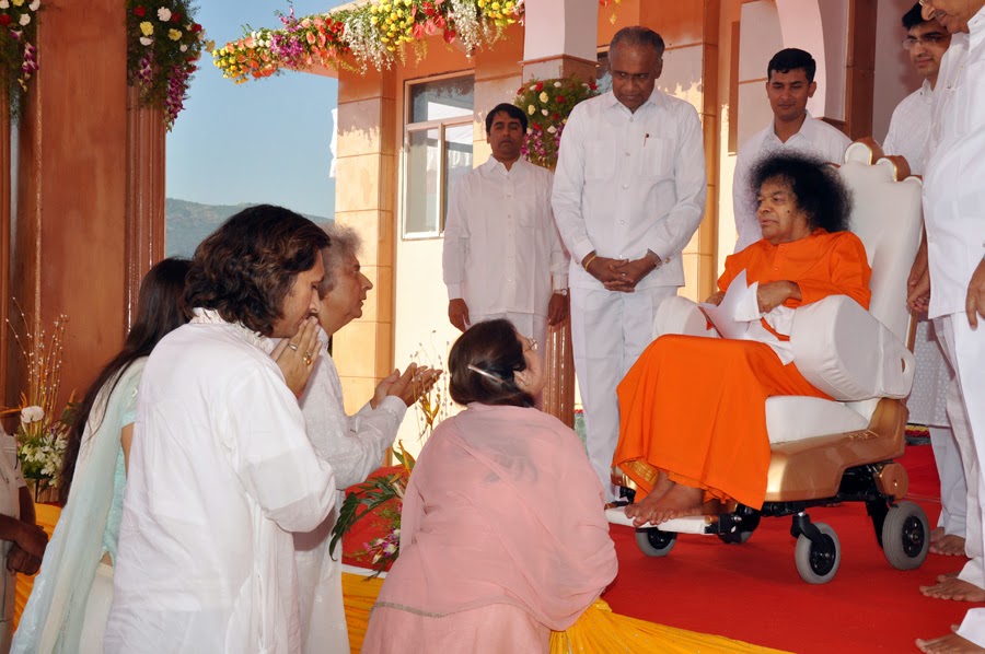 Pandit Shivkumar Sharma and his family seek Swami's blessings. 