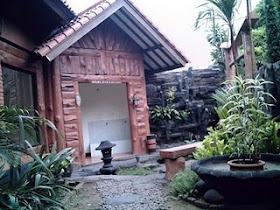 http://ruangrumahkita.blogspot.com/2013/07/membangun-musholla-dalam-rumah.html