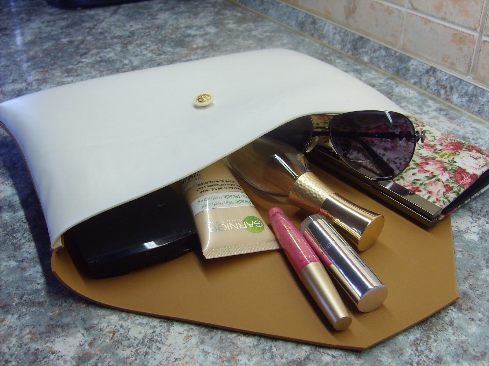 Sticking out/hanging out | WordReference Forums