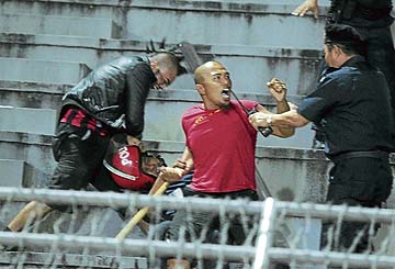 Blog Penyokong The Red Warriors: Penyokong Sarawak serang Polis FRU