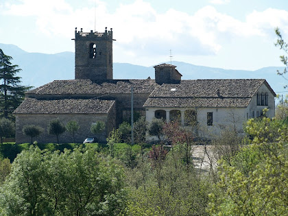 Façana nord de Sant Andreu de Gurb amb la Rectoria a la dreta i la sagristia a l'esquerra Façana nord de Sant Andreu de Gurb amb la Rectoria a la dreta i la sagristia a l'esquerra