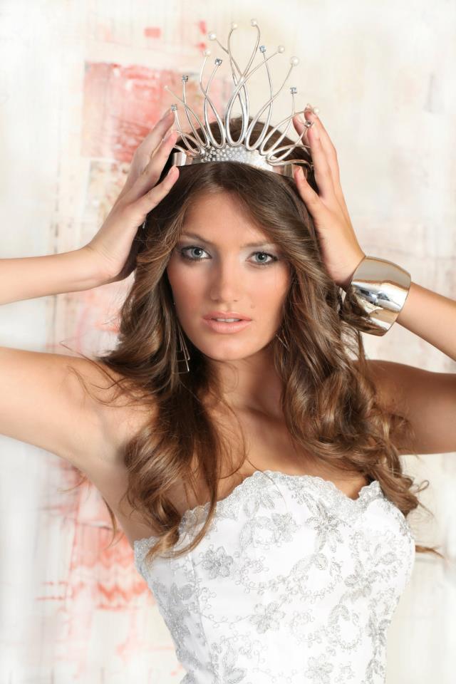 Brana Mandic wears the crown as she is the new Miss Universe Srbije 2012 winner