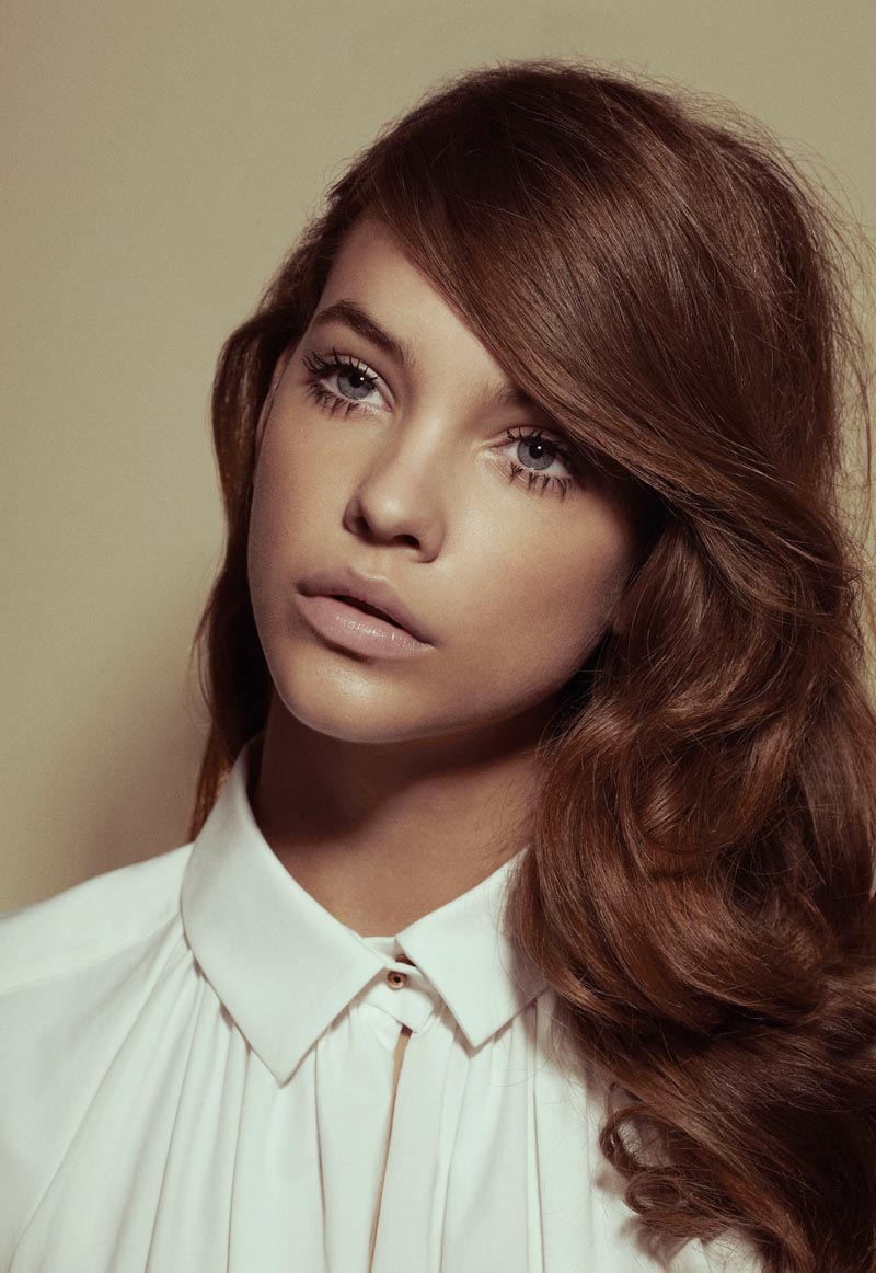 barbara palvin bellissima con questo colore di capelli rosso scuro che immagino sia difficilissimo da ottenere e le ciglia a mazzetti