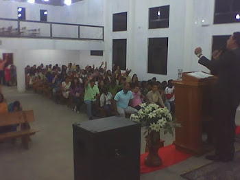 Ministrando a Palavra de Deus.