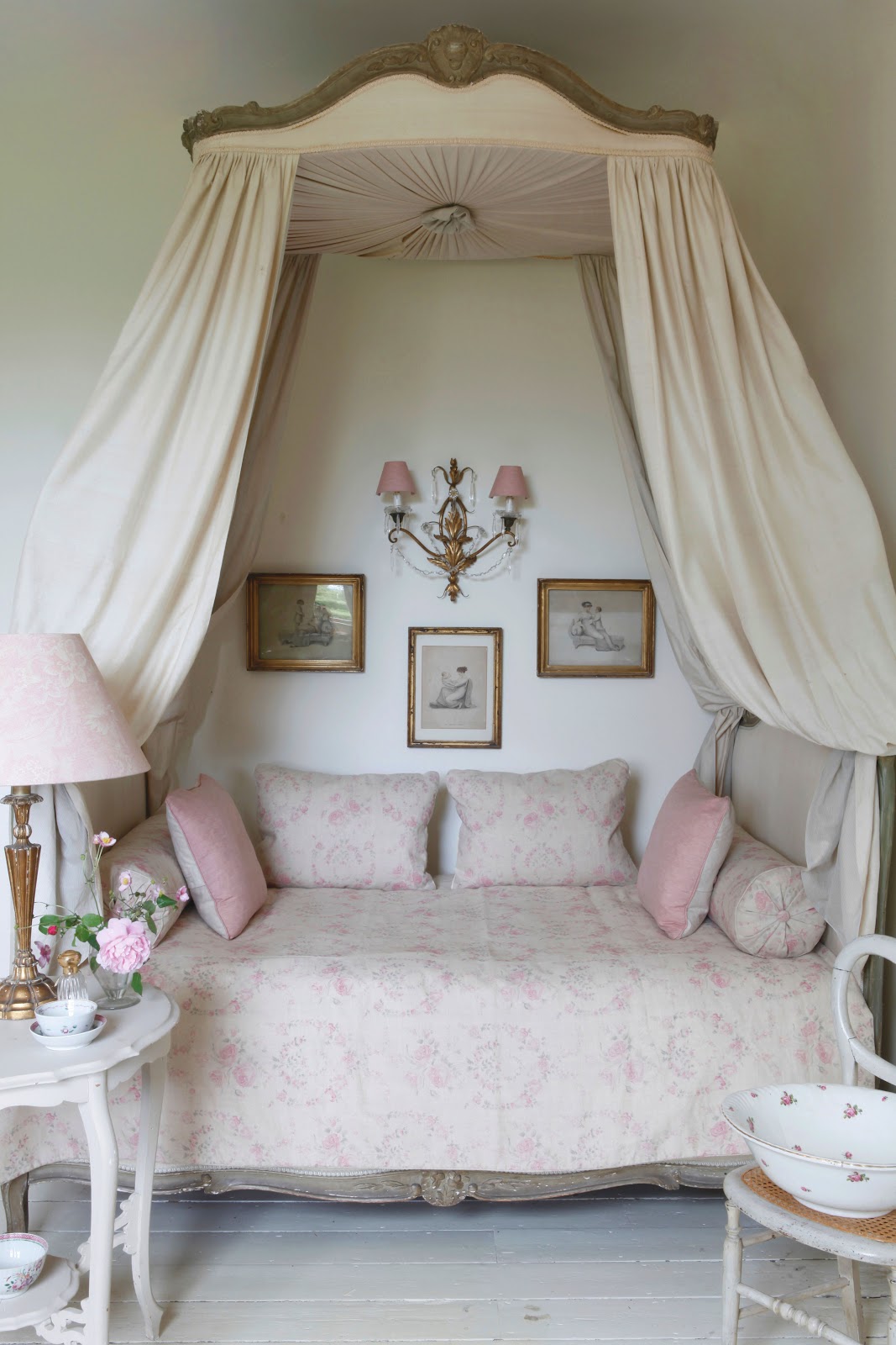 http://4.bp.blogspot.com/-3zjvJ9i8i_o/UG4GNS4N0OI/AAAAAAAACd8/PDP4CJLOHbY/s1600/day+bed+hideaway.jpg