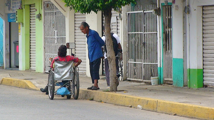 Felipe fuera de su casa platicando con un amigo