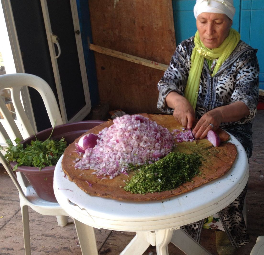 Street food Morocco: Giant Moroccan spiced onion Msemmens - Fleur d