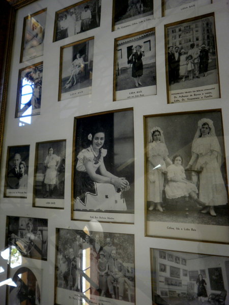 Lídia Baís - Fotos da Família Baís na escada da Morada dos Baís