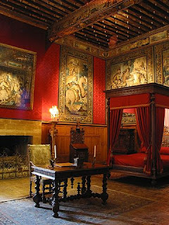 « Chambre Louis XIII brissac » par Libens libenter — Travail personnel. Sous licence CC BY-SA 4.0 via Wikimedia Commons - http://commons.wikimedia.org/wiki/File:Chambre_Louis_XIII_brissac.jpeg#/media/File:Chambre_Louis_XIII_brissac.jpeg
