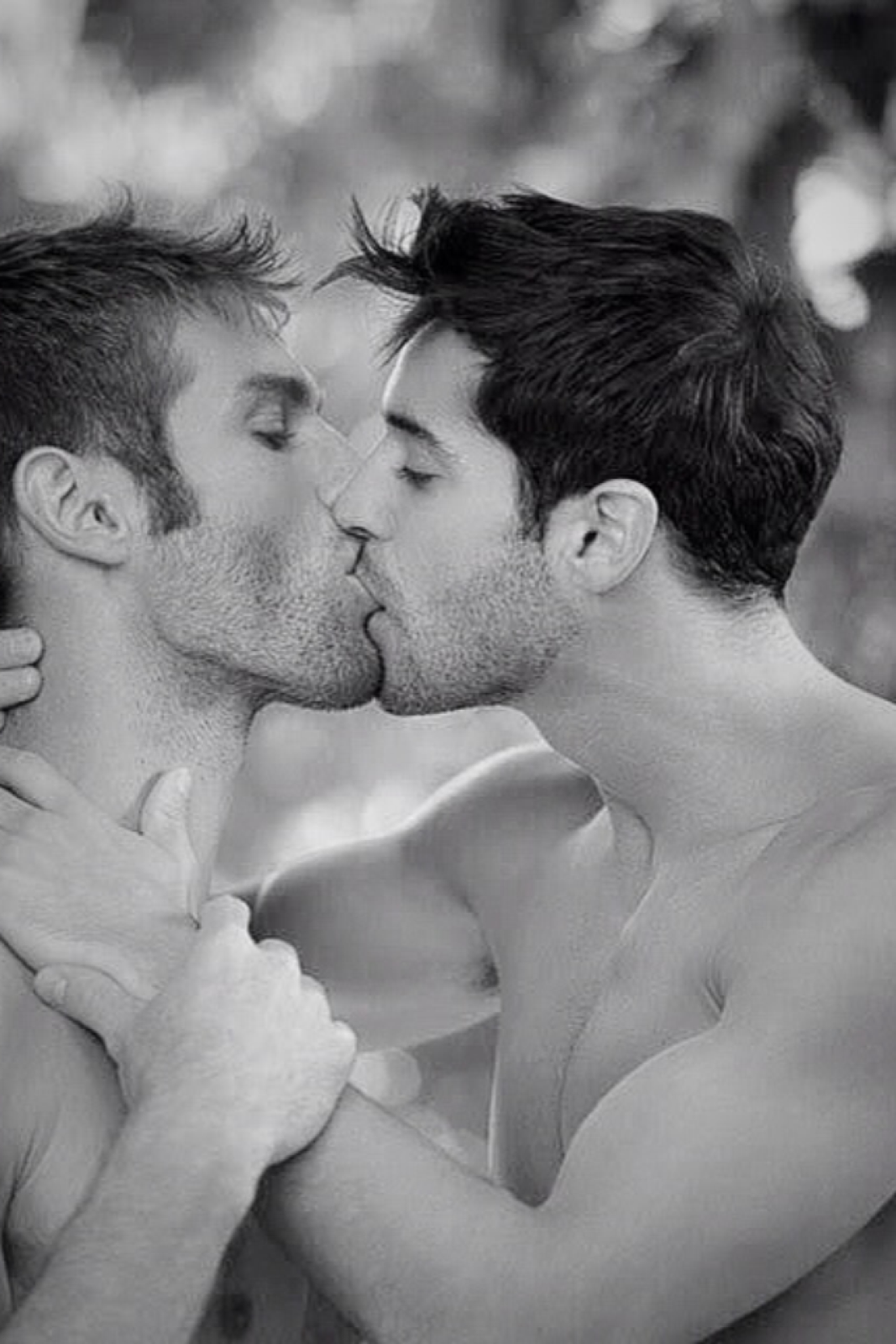 FreakAngelik: Friday gay kiss.