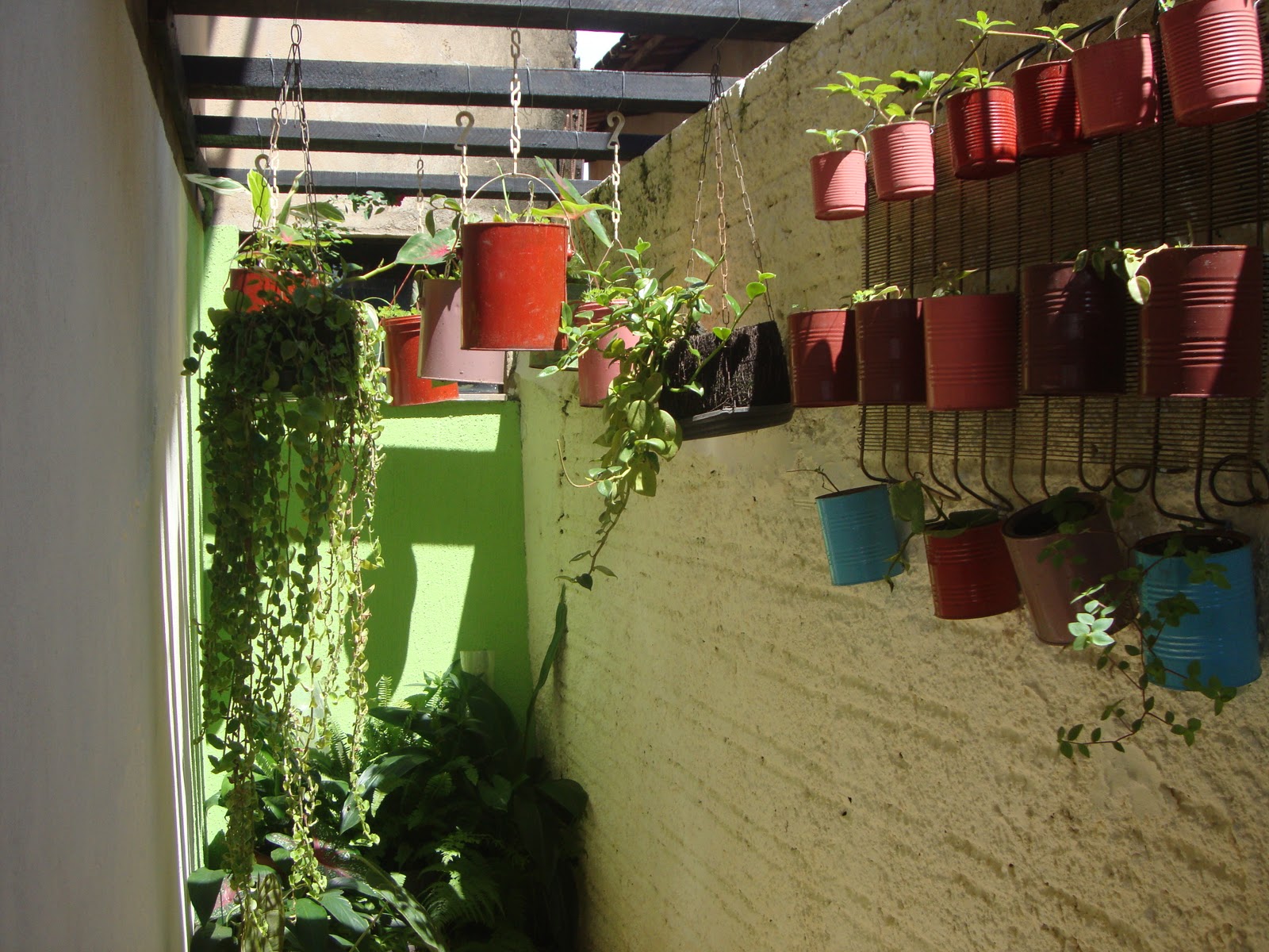 jardim vertical latas:Coisas de Mulher: JARDIM VERTICAL COM LATAS RECICLADAS jardim vertical latas:Coisas de Mulher: JARDIM VERTICAL COM LATAS RECICLADAS