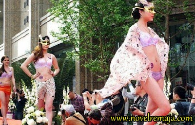 Foto Hot Fashion Show Daleman di Pinggir Jalan | www.novelremaja.com