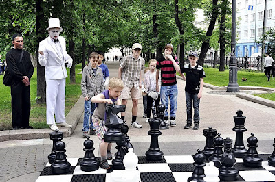 Anna Cramling plays Magnus Carlsen over the board in the park