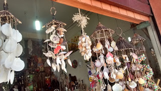 PENDURICALHOS: MÓBILES E FILTROS DOS SONHOS Conchas, penas, coco, palha e madeira. Artesanato praiano