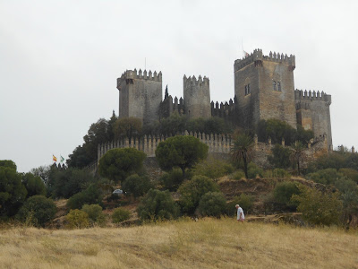 Castillo de Almodóvar, cuenta la leyenda que la princesa Zaida sigue vagando por sus estancias esperando a su gran amor.