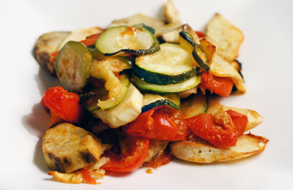 zoete_aardappel_bataat_vega_vegetarisch_courgette_tomaat_knoflook_olie_oven.jpg