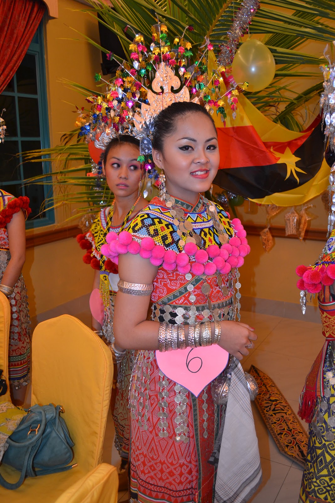 STRANGERS BLUE COLOUR: KUMANG GAWAI RTM BINTULU 2012
