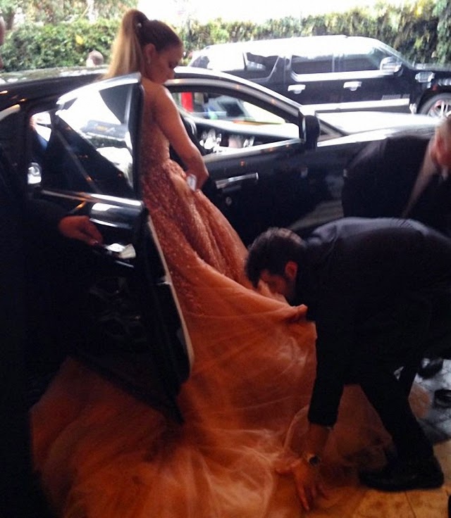 El vestido enorme de Jennifer López El vestido enorme de Jennifer López