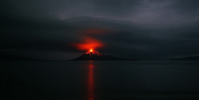 Volcán Krakatoa en las Islas  Java y Sumatra, Indonesia.