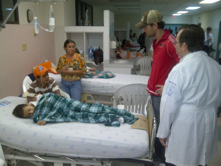 Silvia Moran Enrique Iglesias visita a los niños en el hospital Dr