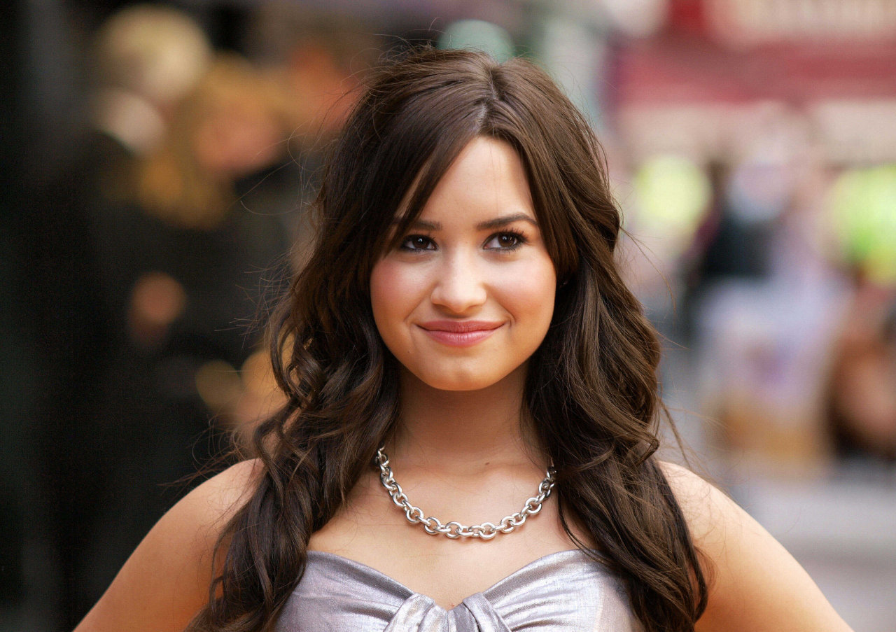 http://4.bp.blogspot.com/-4Cg1HkAQSFc/UCUJFSwdsfI/AAAAAAAAEok/iwGgR2-mTHE/s1600/Demi-Lovato-Sexy-Wallpapers-1.jpg