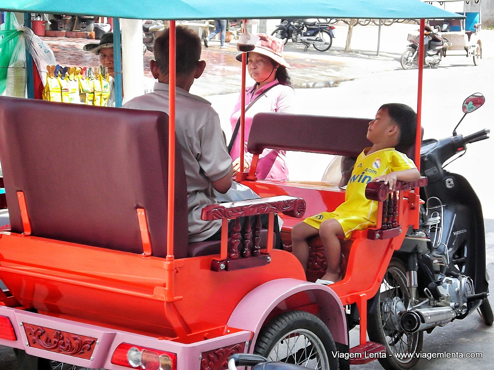 Dias 106 a 109 da viagem: Siem Reap, interior do Camboja e berço do fantástico Angkor Wat Relato de viagem à Siem Reap, interior do Camboja e Angkor Wat, uma maravilha da antiguidade: uma das maiores cidades do mundo da Idade Média ocidental.