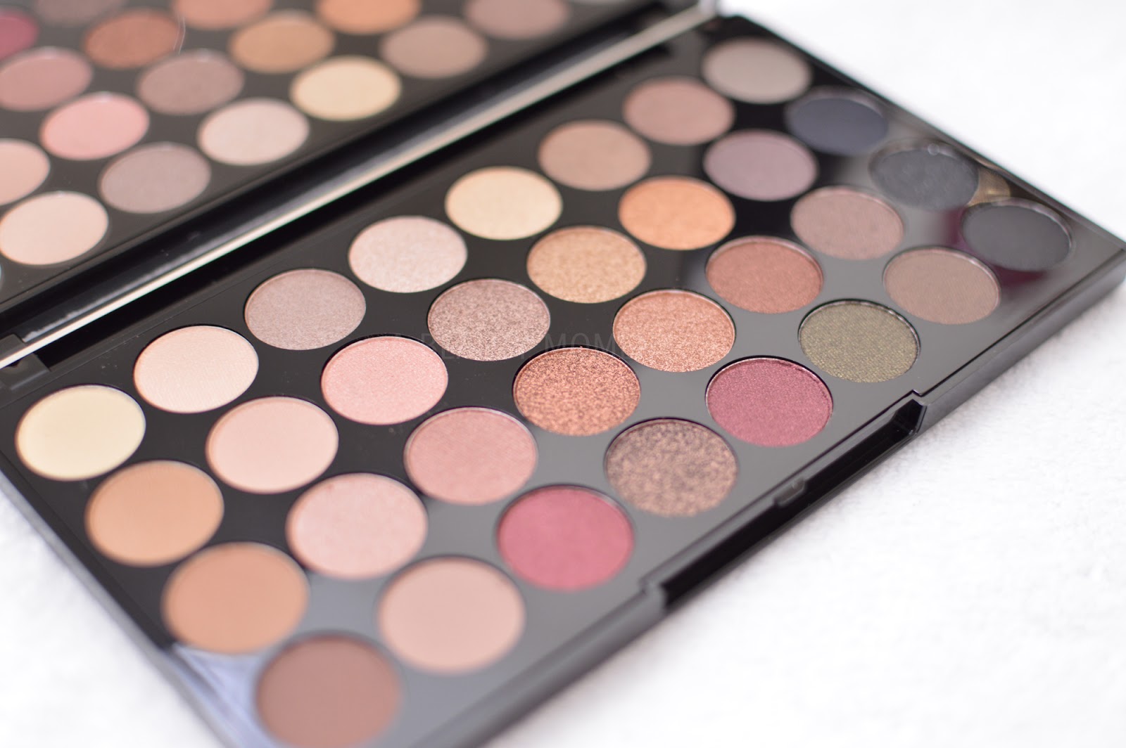 Makeup revolution eye palette Makeup revolution eye palette