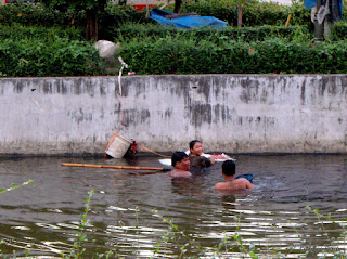 BUSCADORES DE ORO EN LOS CANALES DE BANGKOK. TAILANDIA