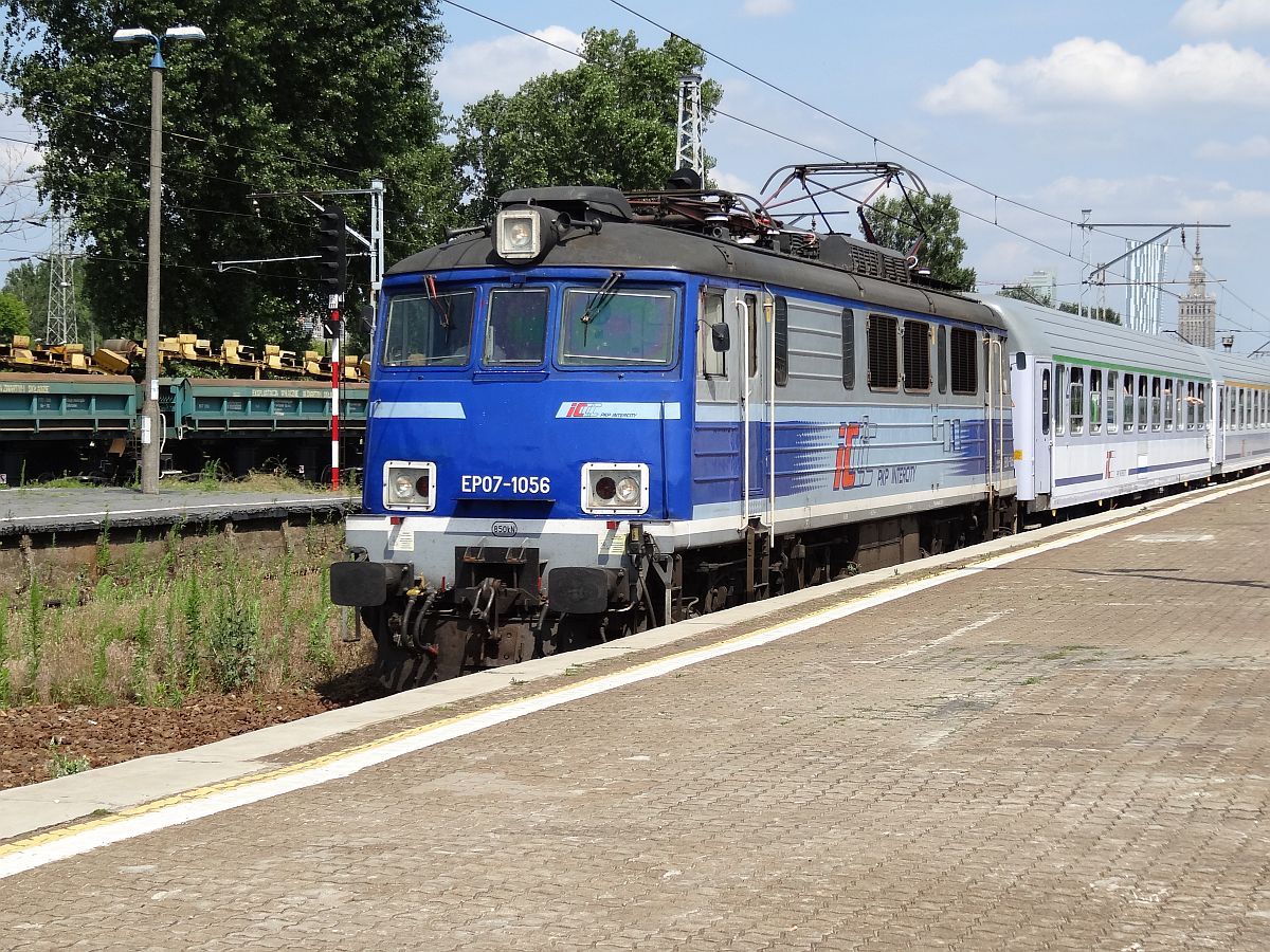 Pociąg IC ciągniety przez EP07-1056