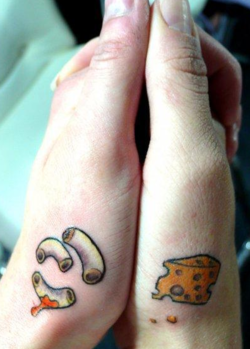 tatuaje de queso y macarrones en las manos