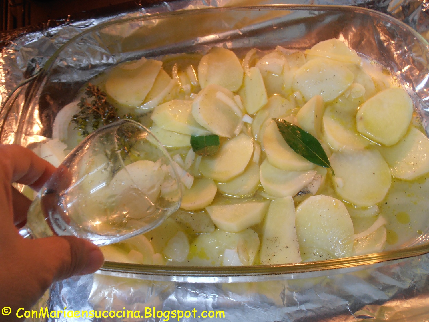 Con María en su cocina: Besugo al horno con patatas panaderas, un lujo!! Con María en su cocina: Besugo al horno con patatas panaderas, un lujo!!