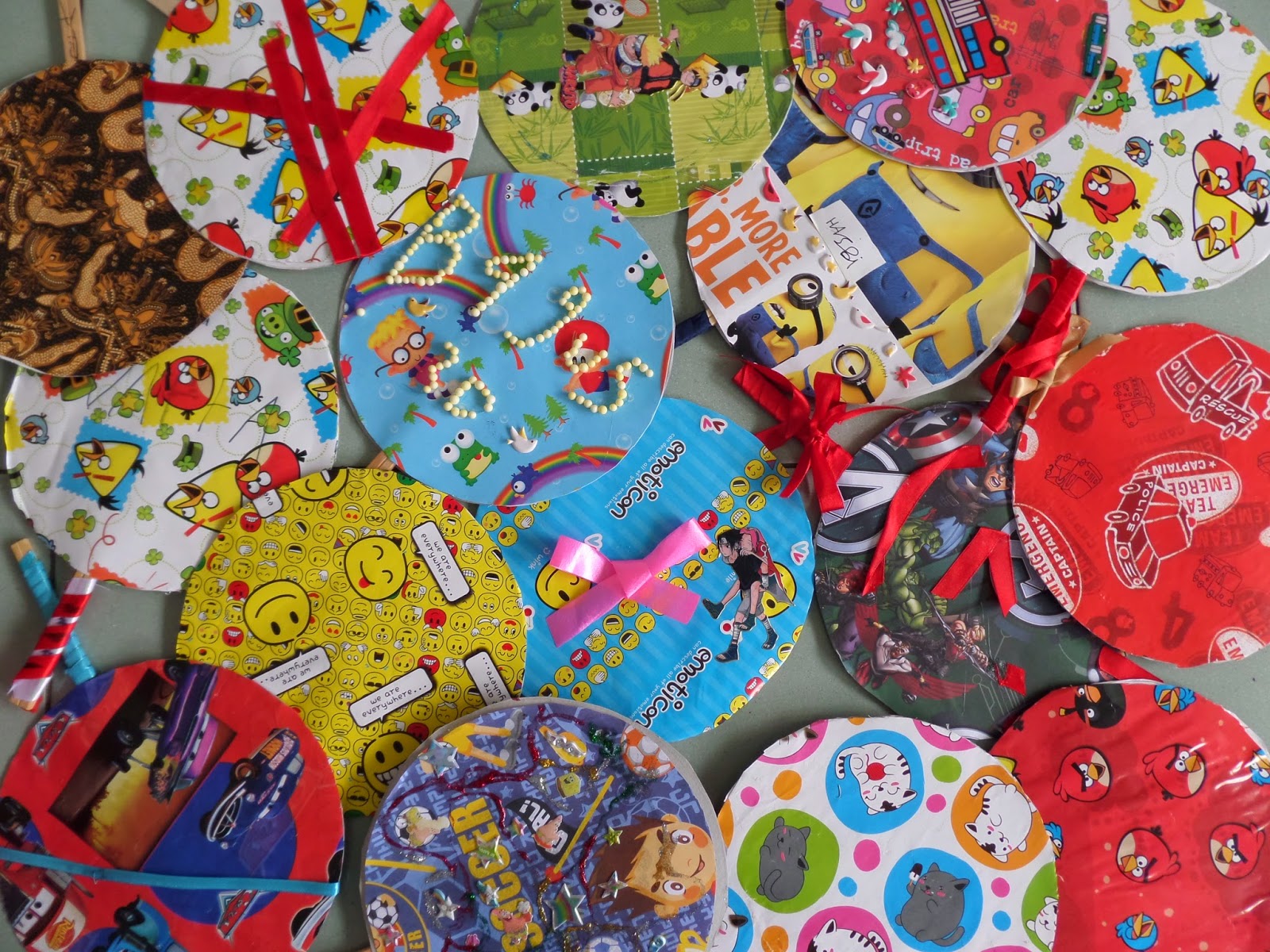 Hari Riyadi Membuat Kipas Tangan dari Kertas Kado