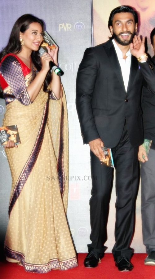 Sonakshi-sinha-saree-Lootera-music-launch Sonakshi-sinha-saree-with-Ranveer-Lootera-music-launch