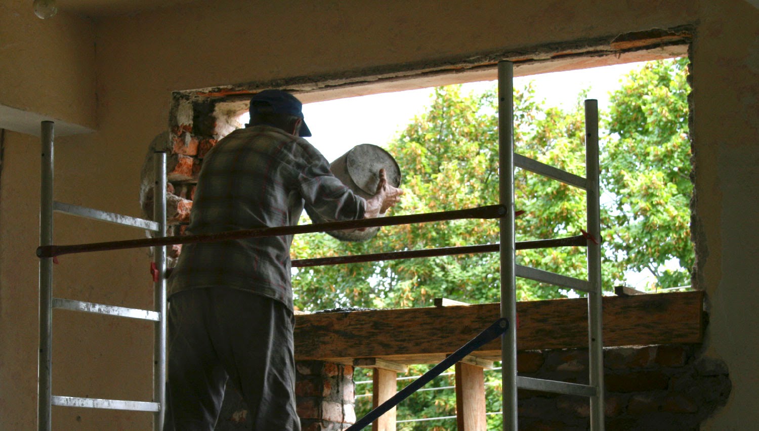 Concrete into the lintel Concrete into the lintel