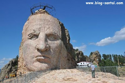 fitur dalam puisi lagu dan cerita 8 crazy horse memorial